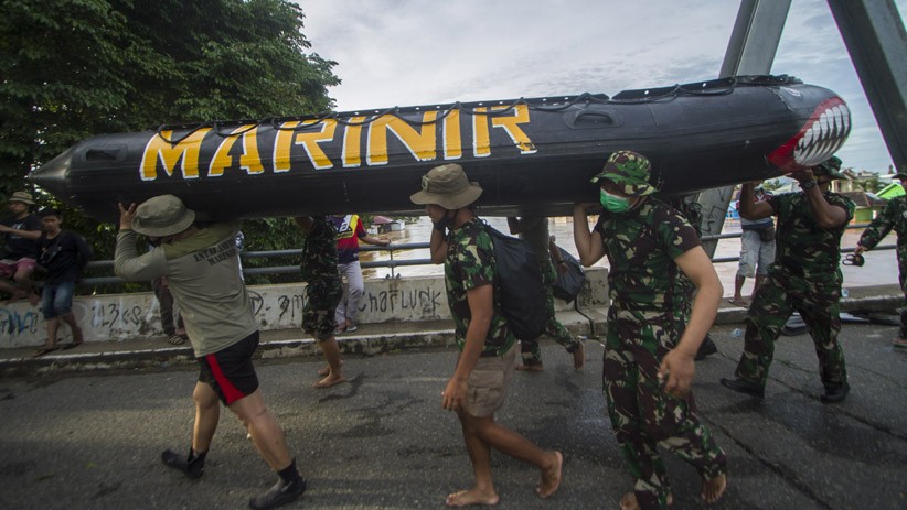 Misi Kemanusiaan, Marinir Diterjunkan Bantu Evakuasi Korban Banjir Kalsel - Bagian 2