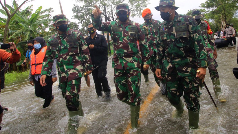 Panglima TNI Blusukan ke Kawasan Banjir Kalsel, Salurkan Bantuan Presiden Jokowi - Bagian 1