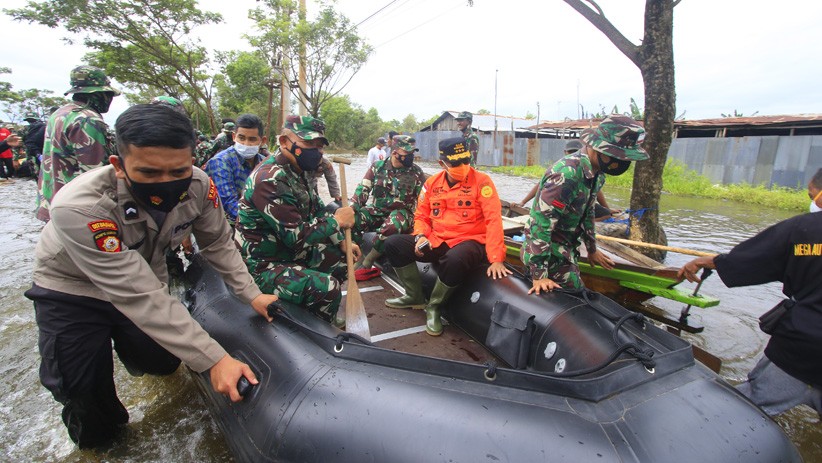 Panglima TNI Blusukan ke Kawasan Banjir Kalsel, Salurkan Bantuan Presiden Jokowi - Bagian 4