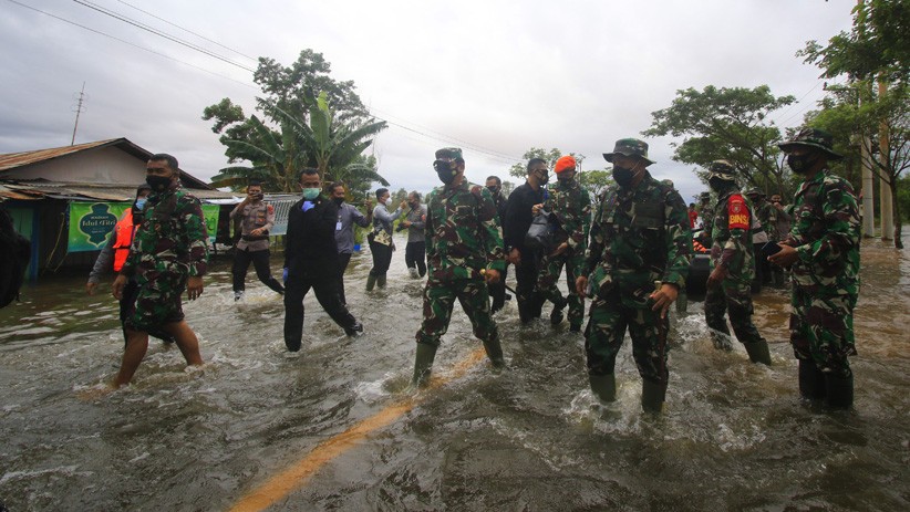 Panglima TNI Blusukan ke Kawasan Banjir Kalsel, Salurkan Bantuan Presiden Jokowi - Bagian 2
