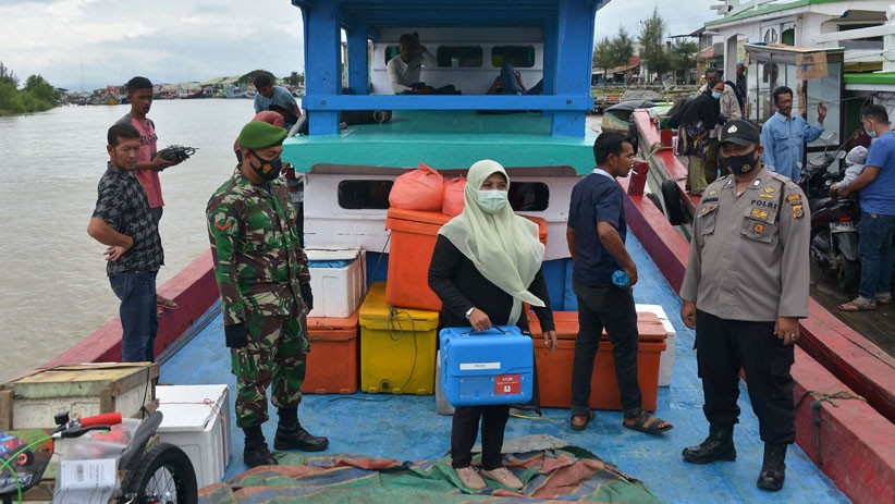 Distribusi Vaksin Covid-19 ke Wilayah Terluar Aceh Dikawal Ketat TNI - Polri - Bagian 1