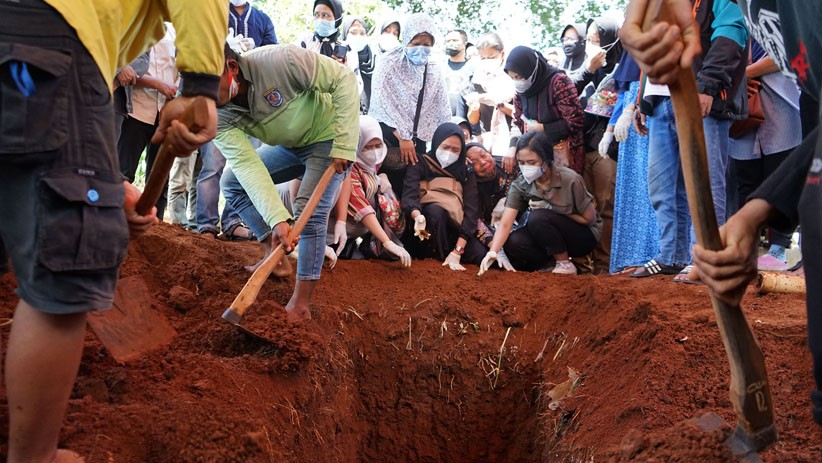 Isak Tangis Keluarga Iringi Pemakaman Pramugari Nam Air Isti Yudha Prastika - Bagian 4