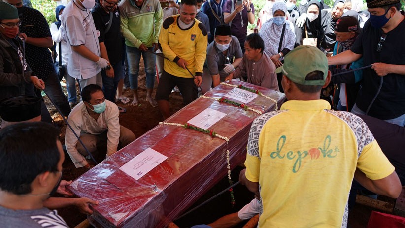 Isak Tangis Keluarga Iringi Pemakaman Pramugari Nam Air Isti Yudha Prastika - Bagian 3