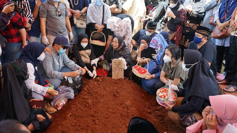 Isak Tangis Keluarga Iringi Pemakaman Pramugari Nam Air Isti Yudha Prastika - Bagian 2