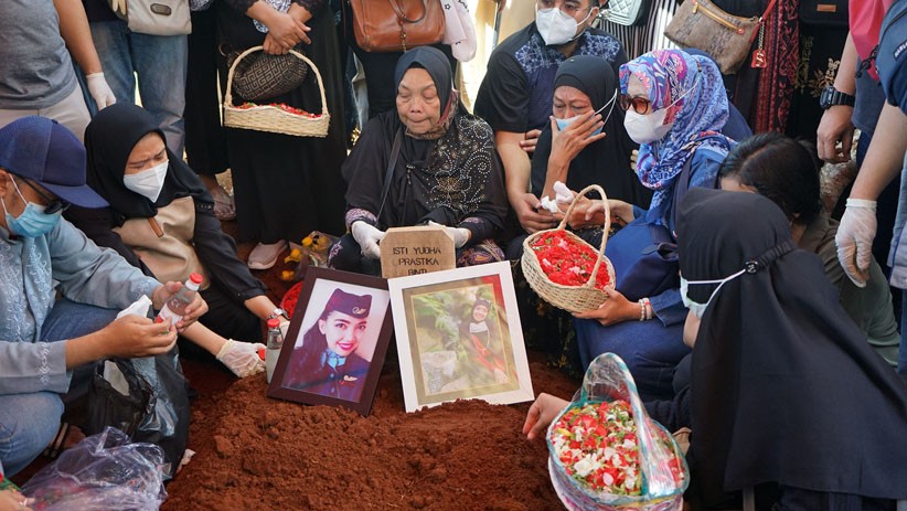 Isak Tangis Keluarga Iringi Pemakaman Pramugari Nam Air Isti Yudha Prastika - Bagian 1