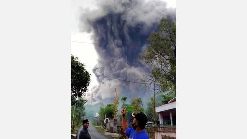 Penampakan Gunung Semeru Erupsi Luncurkan Awan Panas Sejauh 4,5 Kilometer - Bagian 1
