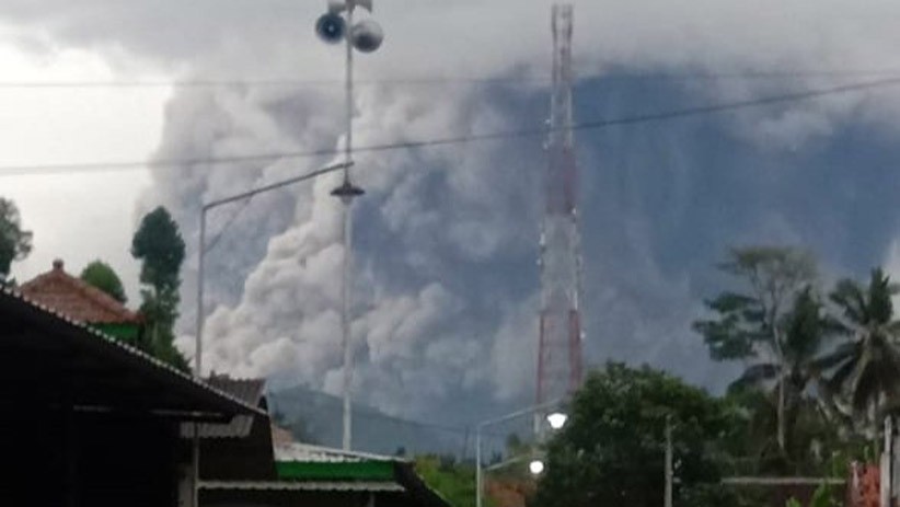 Penampakan Gunung Semeru Erupsi Luncurkan Awan Panas Sejauh 4,5 Kilometer - Bagian 4