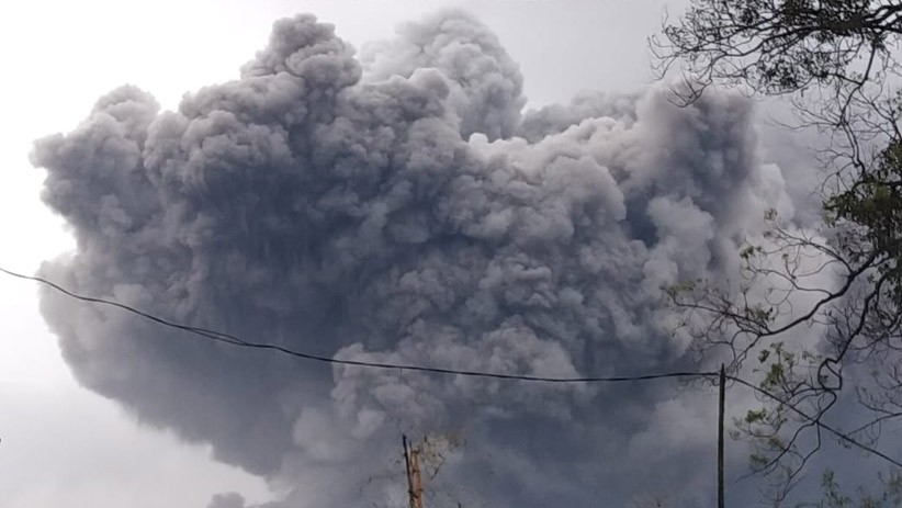 Penampakan Gunung Semeru Erupsi Luncurkan Awan Panas Sejauh 4,5 Kilometer - Bagian 2