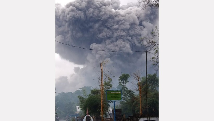 Penampakan Gunung Semeru Erupsi Luncurkan Awan Panas Sejauh 4,5 Kilometer - Bagian 3