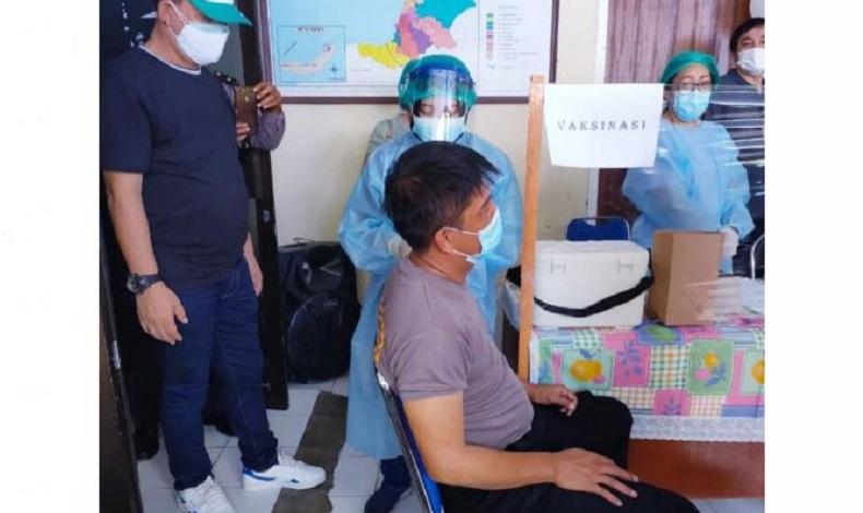 Kompol Alkat Karouw Jadi Polisi Pertama di Sulut Penerima Vaksin Covid-19