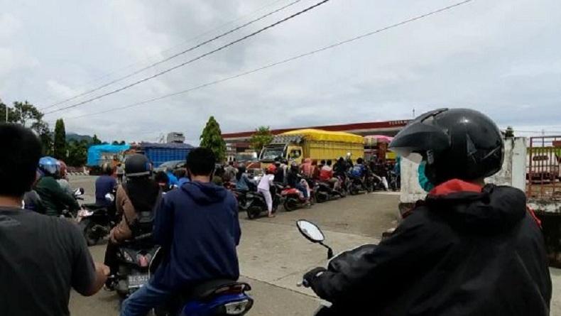 Pascagempa, Warga Mamuju Kesulitan Beli BBM di SPBU hingga Antre 1 Jam Lebih