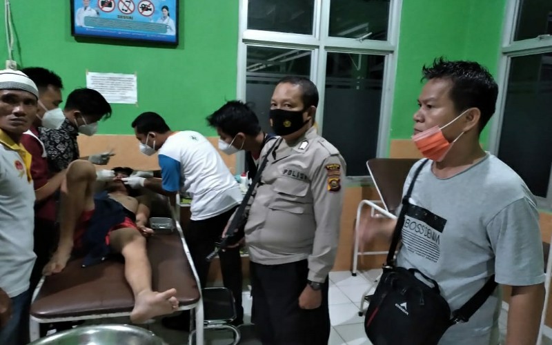 Kesal Ditantang dan Kepalanya akan Dipecahkan, Pria Ini Bacok Muka Tetangga hingga Terkapar