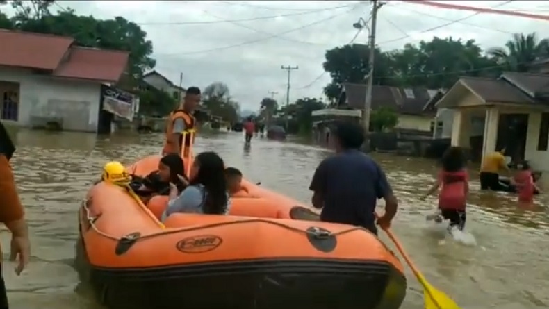 title Banjir 1,5 Meter Rendam Sejumlah Desa di Landak, Banyak Warga Mengungsi Banjir 1,5 Meter Rendam Sejumlah Desa di Landak, Banyak Warga Mengungsi