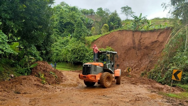 title Pascagempa Sulbar, Jalur Darat Majene-Mamuju Sudah Dapat Dilalui Kendaraan Pascagempa Sulbar, Jalur Darat Majene-Mamuju Sudah Dapat Dilalui Kendaraan