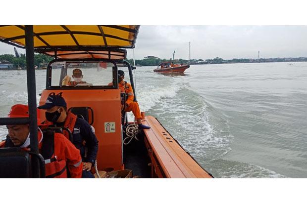 Tabrakan, 14 Anak Buah Kapal Terlempar ke Laut 12  Hilang