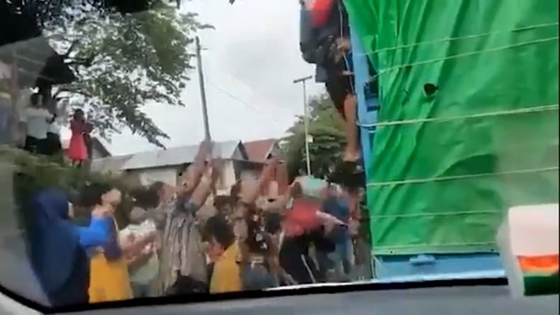 title Duh, Mobil Relawan Angkut Logistik Korban Gempa Mamuju Dijarah Warga Duh, Mobil Relawan Angkut Logistik Korban Gempa Mamuju Dijarah Warga