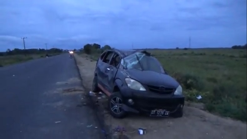 Mobil Penuh Penumpang Terbalik di Jalan Poros Makassar-Palopo, 1 Tewas 8 Luka-Luka