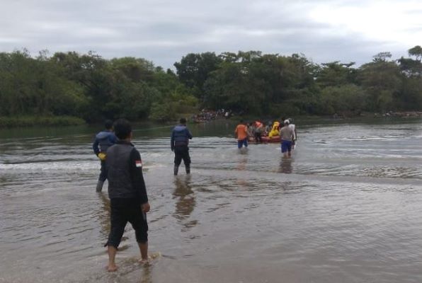 Hilang Terbawa Arus, Guru CPNS Ditemukan Meninggal di Pantai Cijeruk Garut