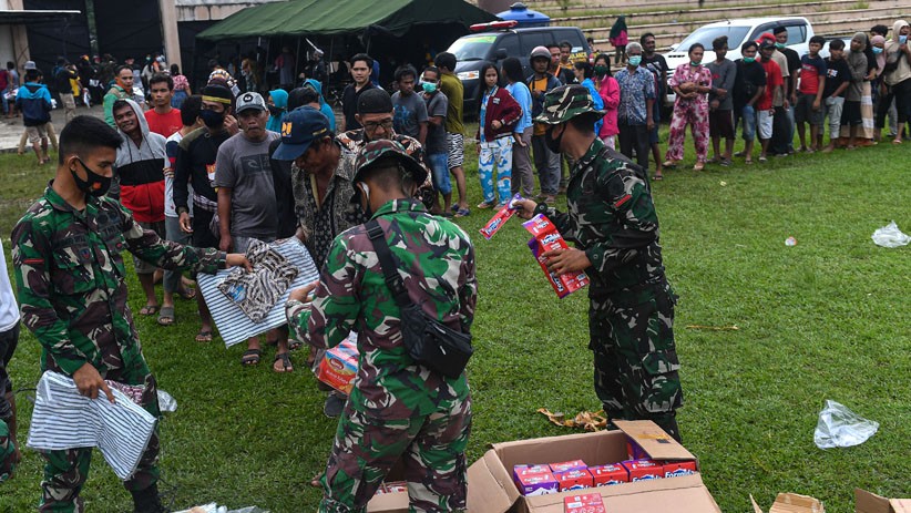 Ratusan Pengungsi Gempa Mamuju Antre Bantuan Logistik dari TNI AD - Bagian 3