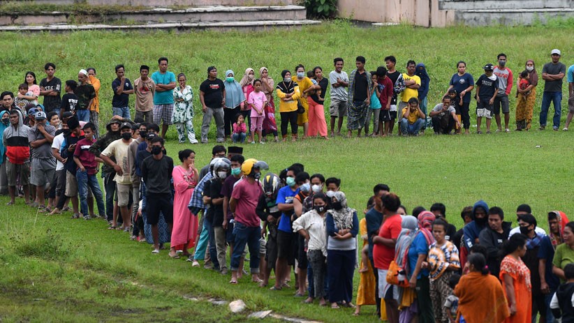 Ratusan Pengungsi Gempa Mamuju Antre Bantuan Logistik dari TNI AD - Bagian 1