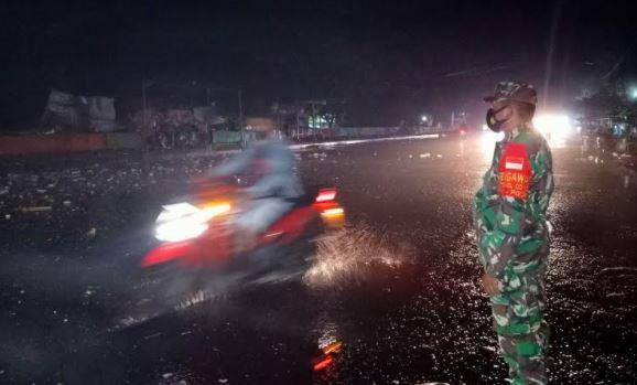 Gelombang Pasang 3 Meter Terjang Kawasan Bisnis Kota Manado, Sampah Penuhi Jalan