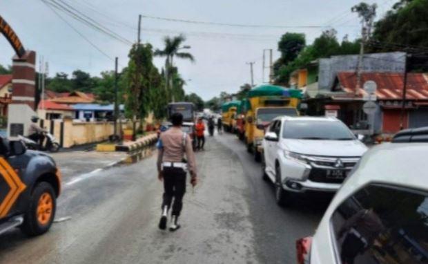 title Cegah Penjarahan, Polisi Kawal Bantuan Korban Gempa Majene Cegah Penjarahan, Polisi Kawal Bantuan Korban Gempa Majene