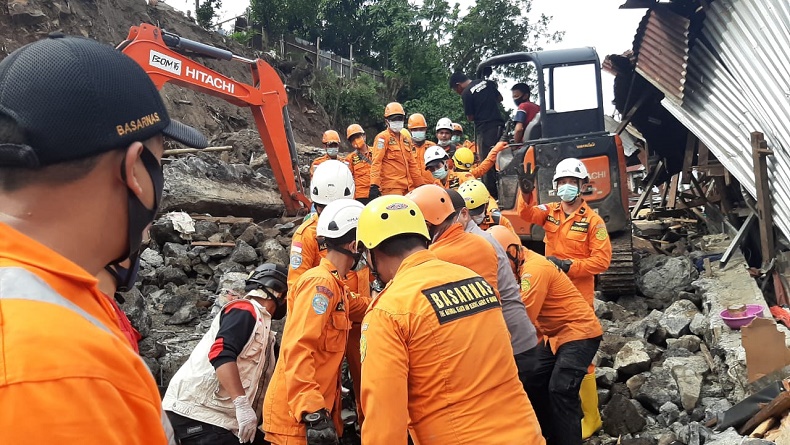 Basarnas Berhasil Temukan 1 Korban Tertimbun Tanah Longsor di Manado 