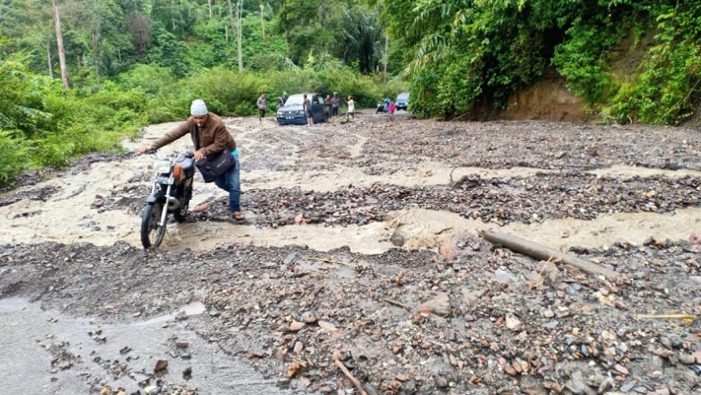 title Longsor di Bener Meriah, Ruas Jalan Bireun-Takengon Sempat Lumpuh Tertimbun Material Longsor di Bener Meriah, Ruas Jalan Bireun-Takengon Sempat Lumpuh Tertimbun Material
