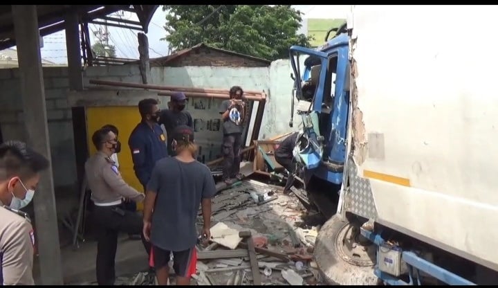 Polisi Olah TKP Kecelakaan Maut yang Tewaskan 3 Orang di Jalan Raya Semarang-Bawen