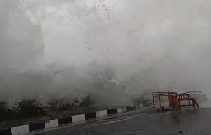 Video Gelombang Pasang Setinggi 3 Meter Terjang Kawasan Manado