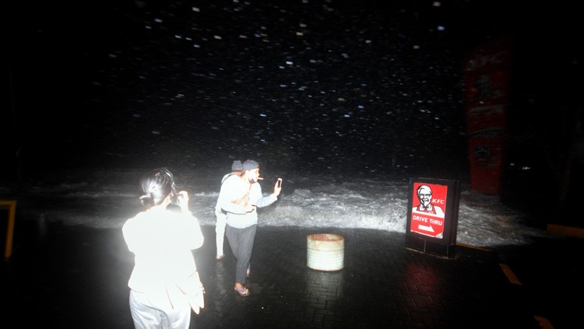 Pesisir Kawasan Bisnis Kota Manado Diterjang Gelombang Air Laut - Bagian 1