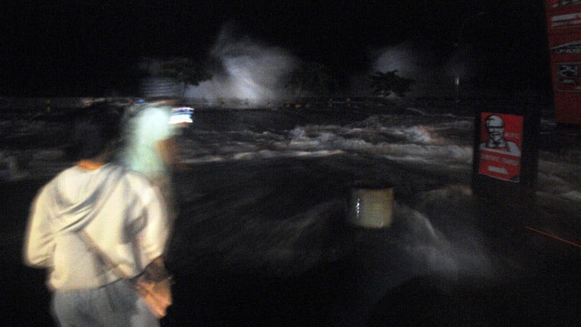 Pesisir Kawasan Bisnis Kota Manado Diterjang Gelombang Air Laut - Bagian 2