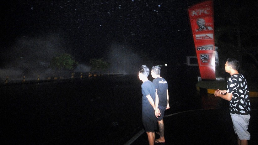 Pesisir Kawasan Bisnis Kota Manado Diterjang Gelombang Air Laut - Bagian 3