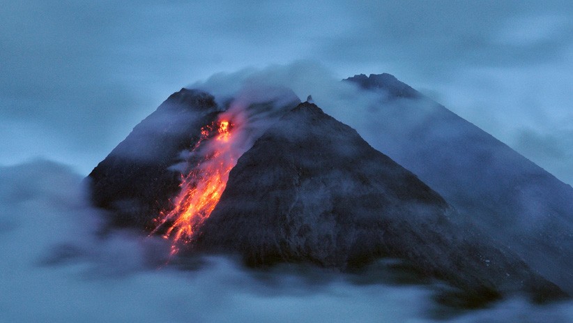 Penampakan Gunung Merapi Keluarkan Lava Pijar Sejauh 600 Meter - Bagian 1