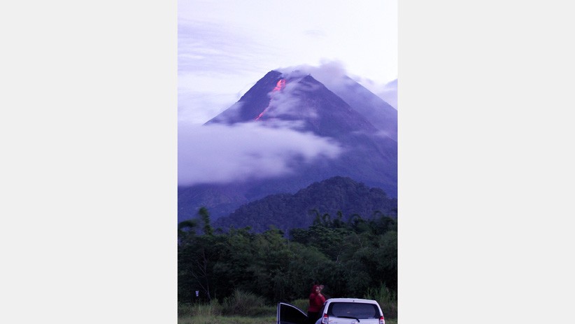 Penampakan Gunung Merapi Keluarkan Lava Pijar Sejauh 600 Meter - Bagian 4