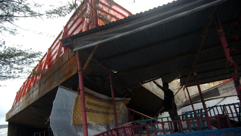 Kapal Tongkang Terdampar Hancurkan 2 Warung di Pantai Utara Tegal - Bagian 2