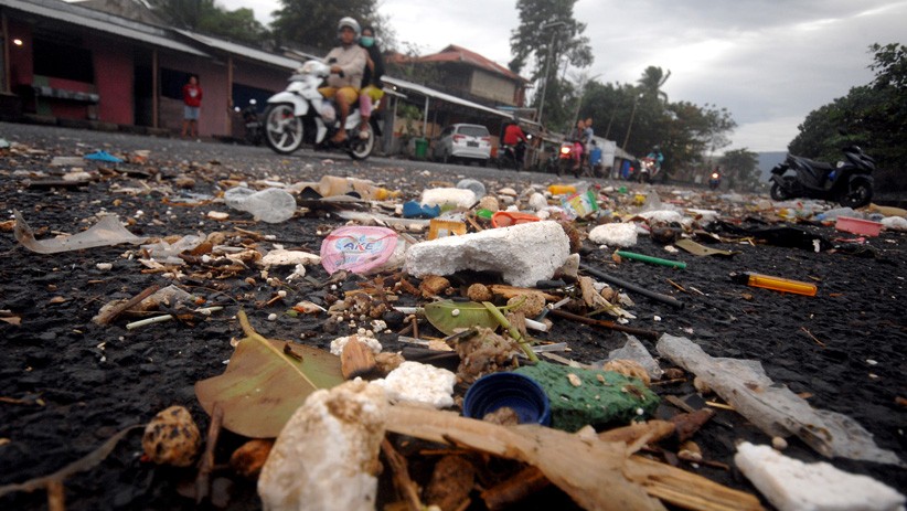 Dampak Gelombang Tinggi Manado, Sampah Menumpuh di Pesisir Pantai - Bagian 2