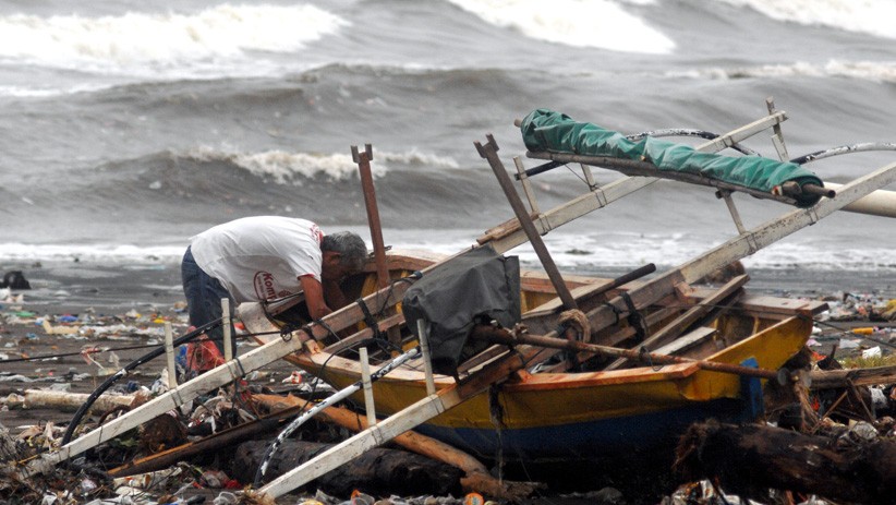 Dampak Gelombang Tinggi Manado, Sampah Menumpuh di Pesisir Pantai - Bagian 1