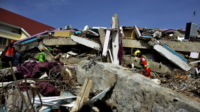Prajurit TNI Masih Robohkan Rumah yang Nyaris Ambruk Akibat Gempa di Mamuju