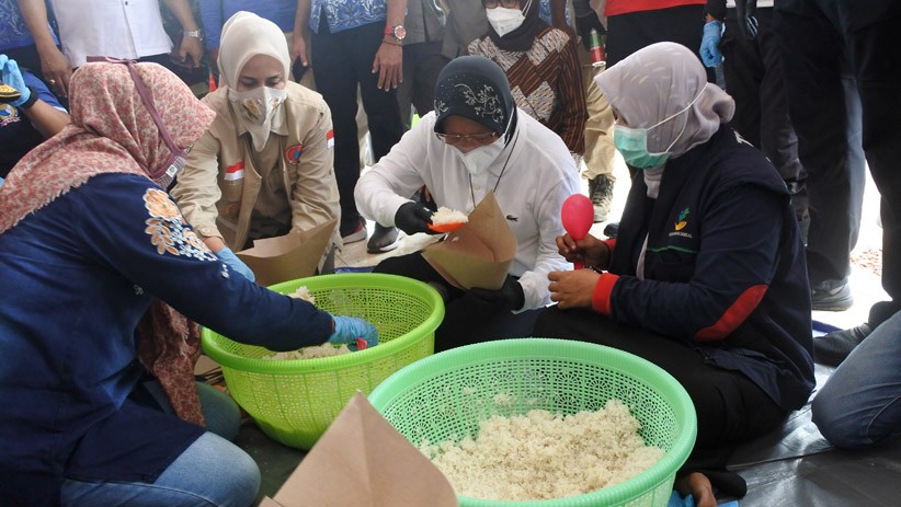 Begini Potret Tri Rismaharini Siapkan Nasi Bungkus untuk Korban Banjir Jember