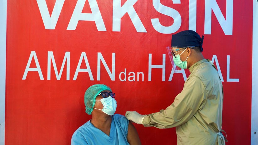 1.300 Tenaga Kesehatan Kota Sorong Disuntik Vaksin Covid-19 - Bagian 1