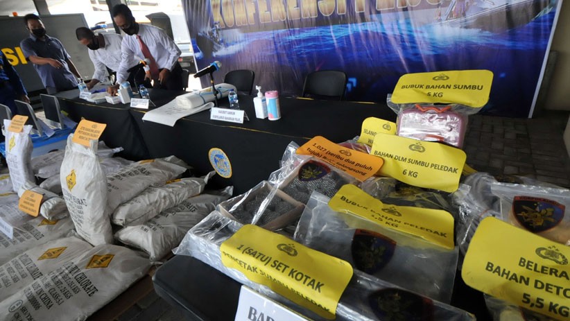 Ditpolair Polda Jatim Tangkap Pembuat Bom Ikan, 40 Ton Bahan Peledak Diamankan - Bagian 1