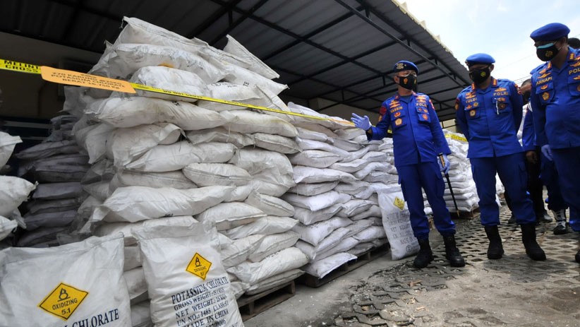 Ditpolair Polda Jatim Tangkap Pembuat Bom Ikan, 40 Ton Bahan Peledak Diamankan - Bagian 3