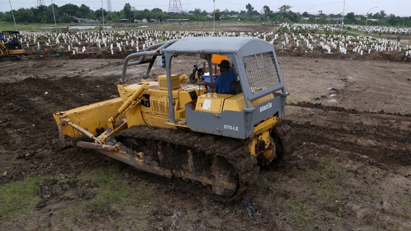 Kematian akibat Covid-19 Meningkat, TPU Keputih Surabaya Diperluas - Bagian 1