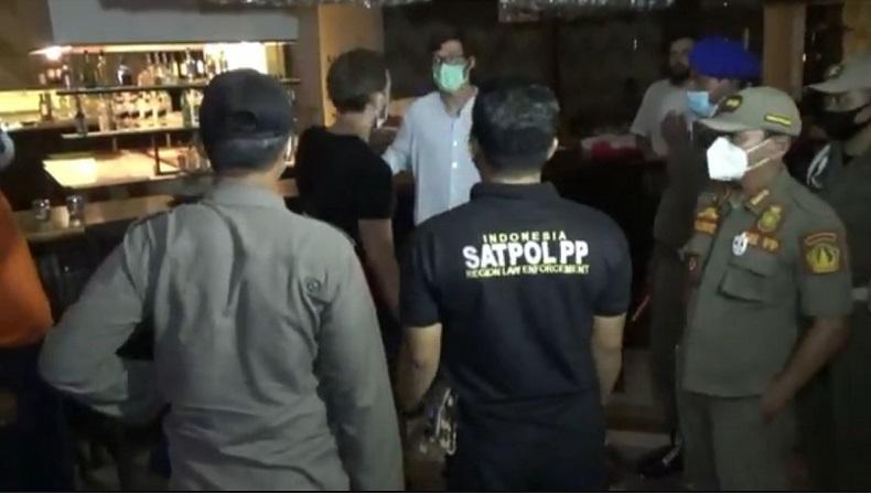 Kafe dan Bar di Badung Nekat Buka Melebihi Jam Operasional, Petugas Bubarkan Pengunjung