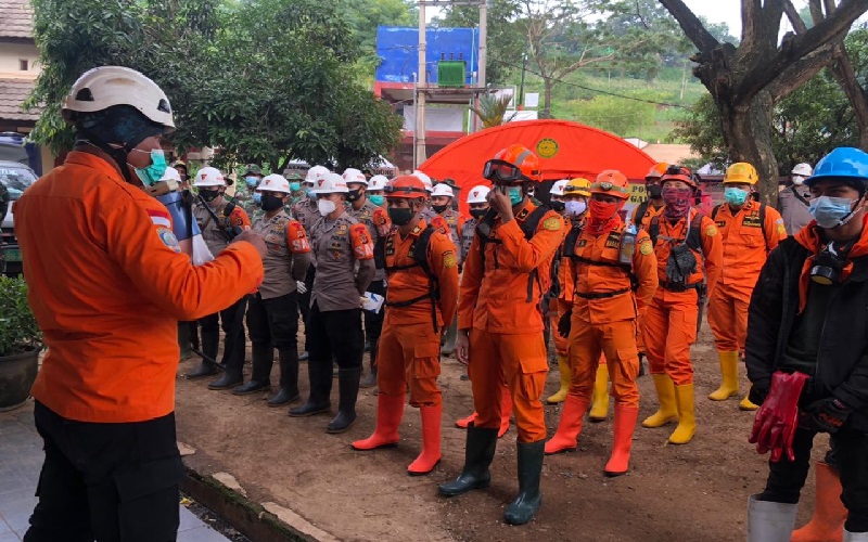 Cari 8 Korban, Operasi SAR Hari Ke-10 Cimanggung Fokus di Rumah Terdampak Longsor Pertama