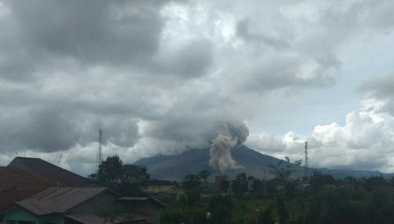 Gunung Sinabung Erupsi Senin Malam