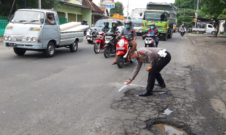 Antisipasi Kecelakaan, Polisi Tandai Jalan Berlubang di By Pass Mojokerto-Jombang