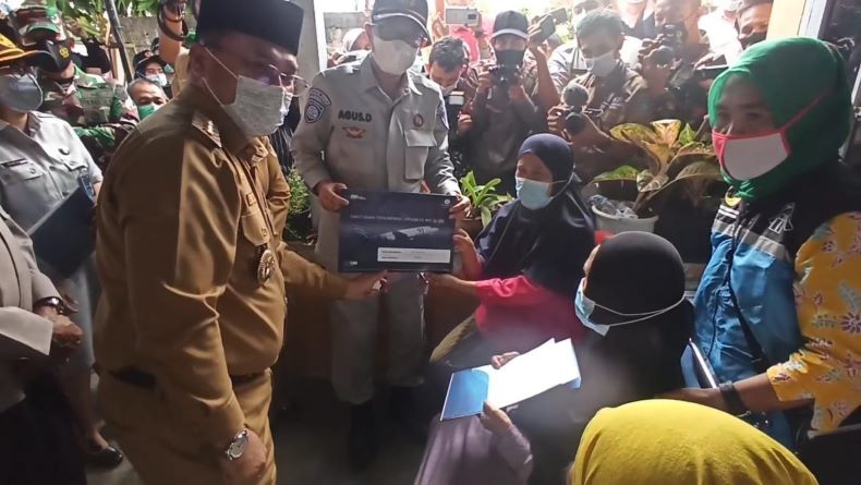Keluarga Korban Sriwijaya Air SJ-182 di Pangkalpinang Terima Santunan Jasa Raharja