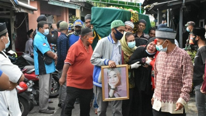 Jenazah Siswi SMP Korban Pesawat Sriwijaya Dinda Amelia Dimakamkan di Kubu Raya